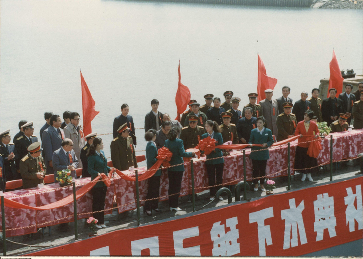 展品24：1990年4月，中共中央总书记、国家主席江泽民视察渤海造船厂，为405艇下水剪彩.jpg